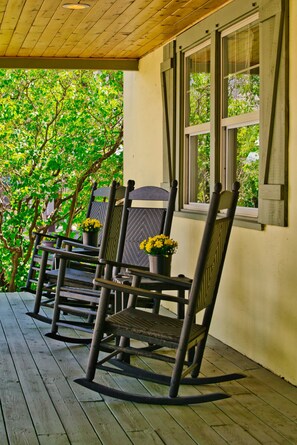 Terrace/patio - The Historic Wolcott Inn — Heart of Vail Valley (Wolcott)