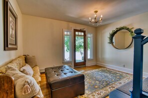 TV, fireplace - The Historic Wolcott Inn — Heart of Vail Valley (Wolcott)