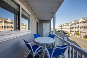 Outdoor dining - Exceptional 2-bedroom, 2 bath oceanblock retreat with outdoor pool (Ocean City)