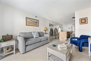 TV - Exceptional 2-bedroom, 2 bath oceanblock retreat with outdoor pool (Ocean City)