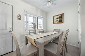 Dining - Exceptional 2-bedroom, 2 bath oceanblock retreat with outdoor pool (Ocean City)