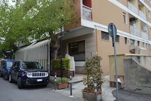 Exterior - Located in the very heart of Pineto, just a short walk from the beach and extremely convenient to the train station, Sant’Agnese Apartment is the perfect choice for a practical and relaxing holiday. Set on the third floor, it features a balcony overloo (Pineto)