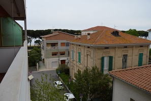 Property grounds - Located in the very heart of Pineto, just a short walk from the beach and extremely convenient to the train station, Sant’Agnese Apartment is the perfect choice for a practical and relaxing holiday. Set on the third floor, it features a balcony overloo (Pineto)
