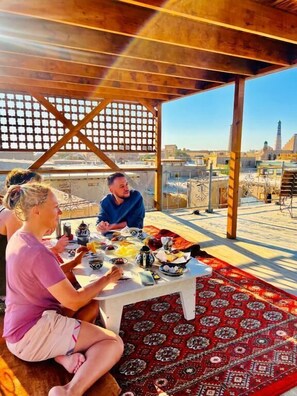 Outdoor dining - Zukhro Boutique Hotel (Khiva)