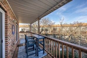Outdoor dining - The pristine condo is perfectly positioned along the MD/DE line, in desirable North OC (Ocean City)