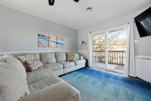 TV - The pristine condo is perfectly positioned along the MD/DE line, in desirable North OC (Ocean City)