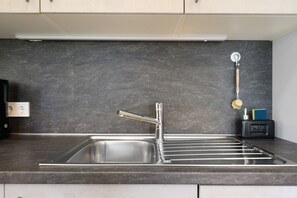 Een koelkast, een oven, een kookplaat, een vaatwasser