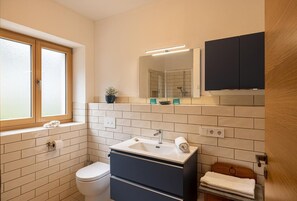 Regadera, secadora de cabello, toallas 