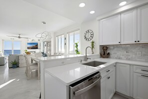 Microwave, dishwasher - Spectacular 3-bedroom end unit with sweeping oceanfront view and indoor pool (Ocean City)