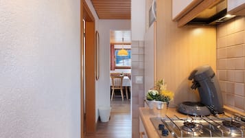 Frigorifero, microonde, piano cottura, macchina per tè/caffè