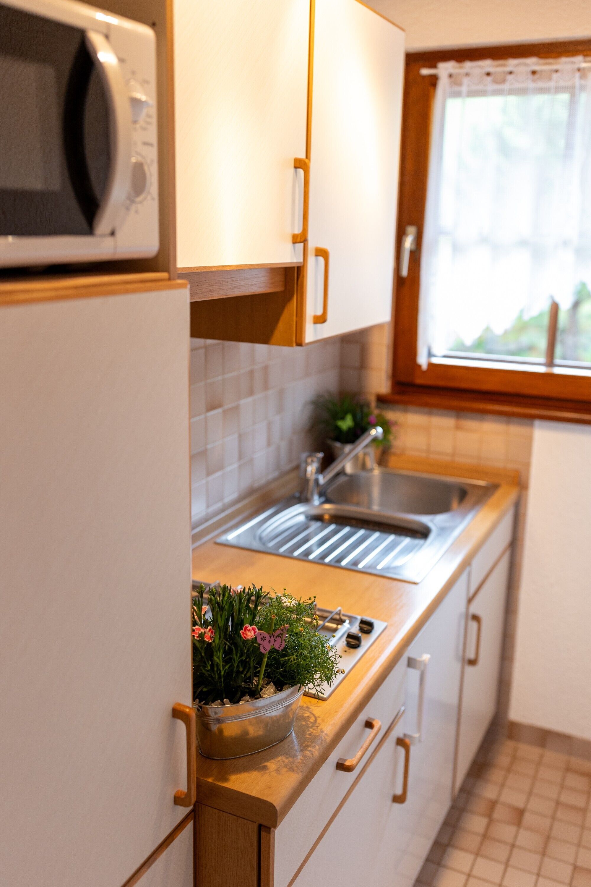 Réfrigérateur, micro-ondes, plaque de cuisson, cafetière/bouilloire