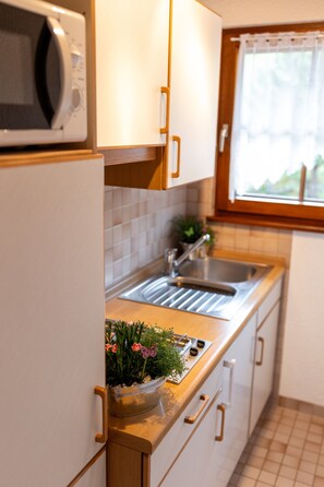 Refrigerador, microondas, parrilla de estufa y cafetera y tetera 