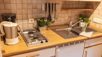 Kjøleskap, mikrobølgeovn, kokeplater og kaffetrakter/tekoker