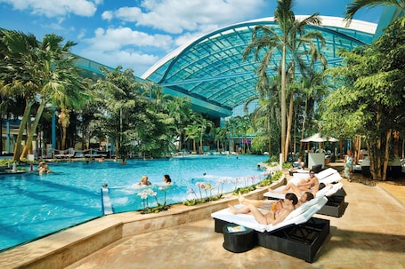 Pool. Talblick Apartment – Restaurant Open Mondays