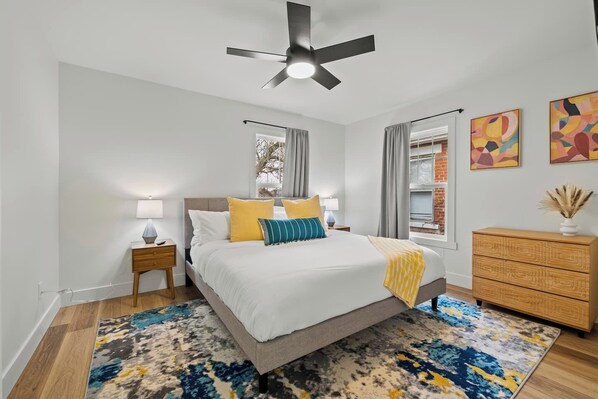 Skrivebord, strykejern/-brett, wi-fi (inkludert) og sengetøy