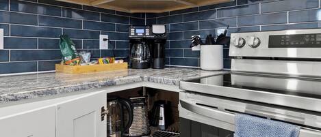 Kjøleskap, mikrobølgeovn, ovn og kokeplater