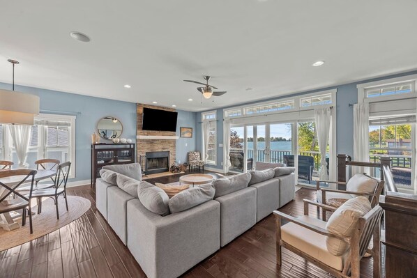 Televisión, chimenea y oficina 