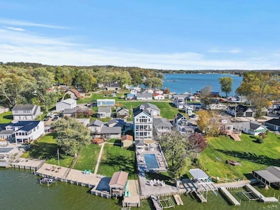 Lakefront 6BR w/ Heated Pool, Fire-pit & Boat Slip