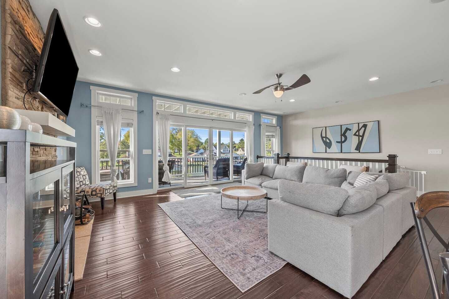 Télévision, cheminée, espaces bureaux