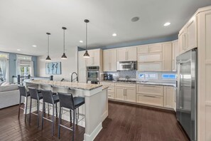 Coffee/tea maker, fridge, microwave, oven - Lakefront 6BR w/ Heated Pool, Fire-pit & Boat Slip (Thornville)
