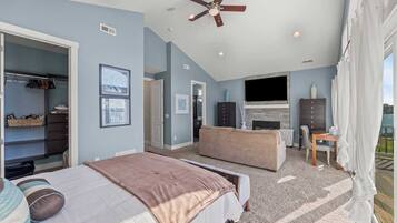 Een strijkplank/strijkijzer, reisbedje, gratis wifi, beddengoed