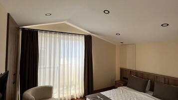 Condo familiar, vista a la ciudad | Escritorio y espacio para trabajar con laptop