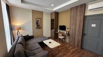 Escritorio y espacio para trabajar con laptop