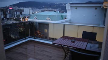 Condo familiar, vista a la ciudad | Escritorio y espacio para trabajar con laptop