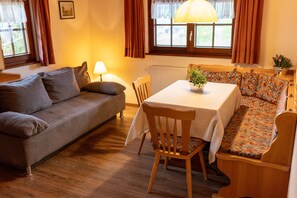 Dining - Guesthouse 'Oberes Wirtshaus' with Mountain Views, Private Terrace, and Wi-Fi (Titisee-Neustadt)