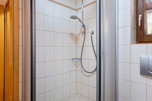 Chuveiro, secador de cabelo, toalhas de banho 