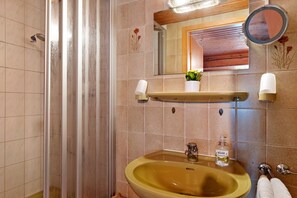 Chuveiro, secador de cabelo, toalhas de banho 