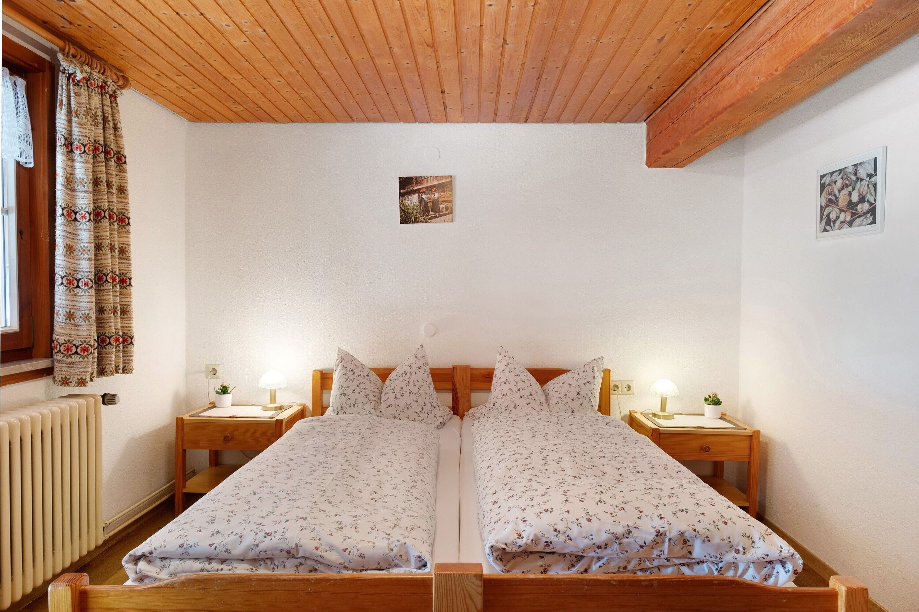 8 bedrooms, WiFi, bed sheets