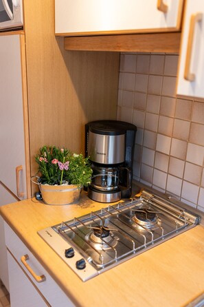 Frigorífico, microondas, placa de cocina y cafetera o tetera