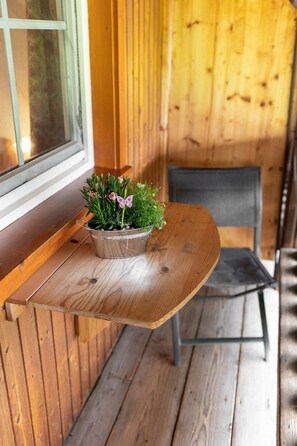 Outdoor dining - Guesthouse 'Oberes Wirtshaus' with Mountain Views, Private Terrace, and Wi-Fi (Titisee-Neustadt)