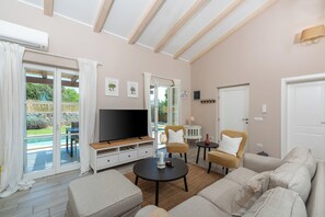 Smart TV - Villa Ofelia with Heated Pool for 6 people near Rovinj – Family & Relax Retreat (Kurili)
