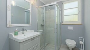 Sèche-cheveux, serviettes fournies, savon, papier toilette