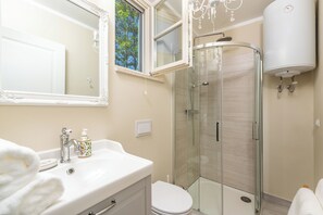 Hair dryer, towels, soap, toilet paper - Villa Ofelia with Heated Pool for 6 people near Rovinj – Family & Relax Retreat (Kurili)