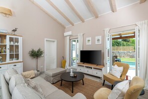 Smart TV - Villa Ofelia with Heated Pool for 6 people near Rovinj – Family & Relax Retreat (Kurili)