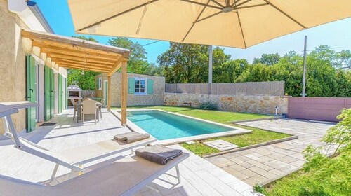 Villa Ofelia with Heated Pool for 6 people near Rovinj – Family & Relax Retreat