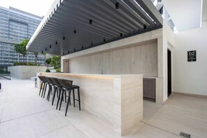 Property grounds - Brand New 1B with Burj Khalifa View in Business Bay (Dubai)