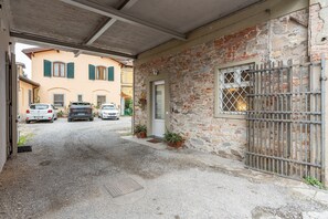 Property grounds - Holiday Home "La Casina di Lucia a Lucca" with Air Conditioning and Free Parking (Lucca)