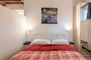 Iron/ironing board, bed sheets - Holiday Home "La Casina di Lucia a Lucca" with Air Conditioning and Free Parking (Lucca)