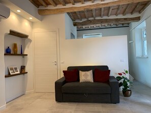 Interior - Holiday Home "La Casina di Lucia a Lucca" with Air Conditioning and Free Parking (Lucca)