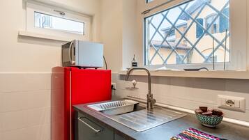 Frigorífico, microondas, placa de cocina y cafetera o tetera