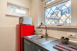 Frigorífic, microones, placa de cuina i cafetera i tetera 