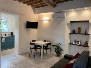 Interior - Holiday Home "La Casina di Lucia a Lucca" with Air Conditioning and Free Parking (Lucca)