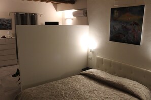 Iron/ironing board, bed sheets - Holiday Home "La Casina di Lucia a Lucca" with Air Conditioning and Free Parking (Lucca)