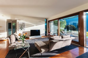 Apartment, Seeblick | Wohnbereich | 30-Zoll-Fernseher mit Digitalempfang