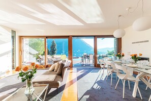 อพาร์ทเมนท์, วิวทะเลสาบ | บริเวณนั่งเล่น | ทีวี 30 นิ้ว พร้อมช่องดิจิตอล