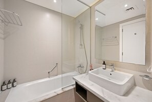 Hair dryer, towels, soap - Luxury Canal view studio in Down town Dubai (Dubai)